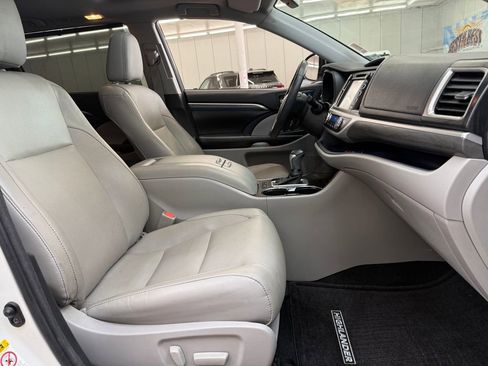 Used 2018 Toyota Highlander Limited image 11