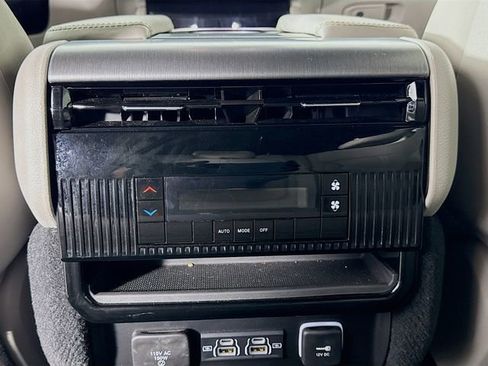 Used 2025 Jeep Wagoneer 4WD image 30