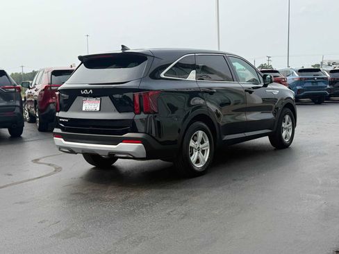 Used 2025 Kia Sorento LX FWD image 4