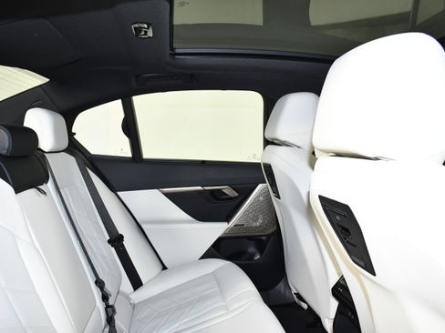 Used 2025 BMW i5 eDrive40i w/ Executive Package image 25