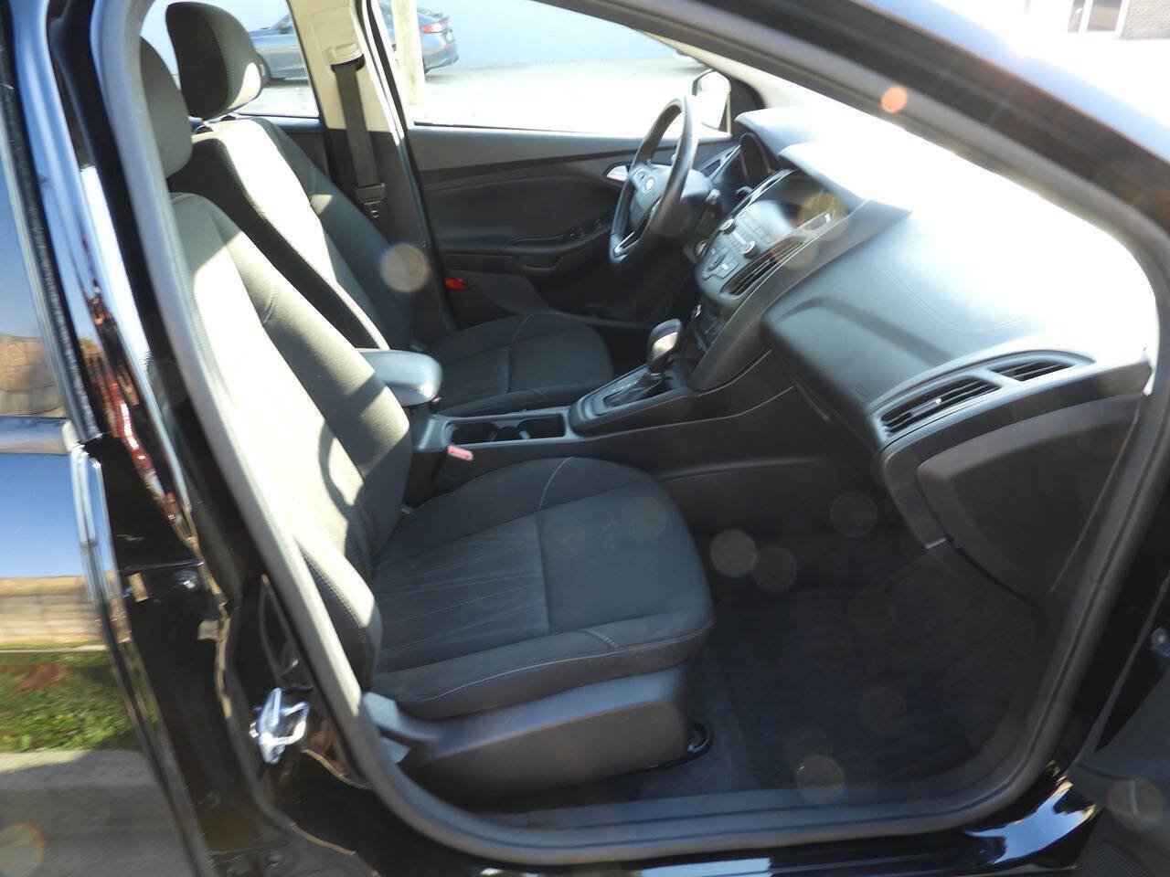 Used 2018 Ford Focus SE w/ Cold Weather Package FWD image 28