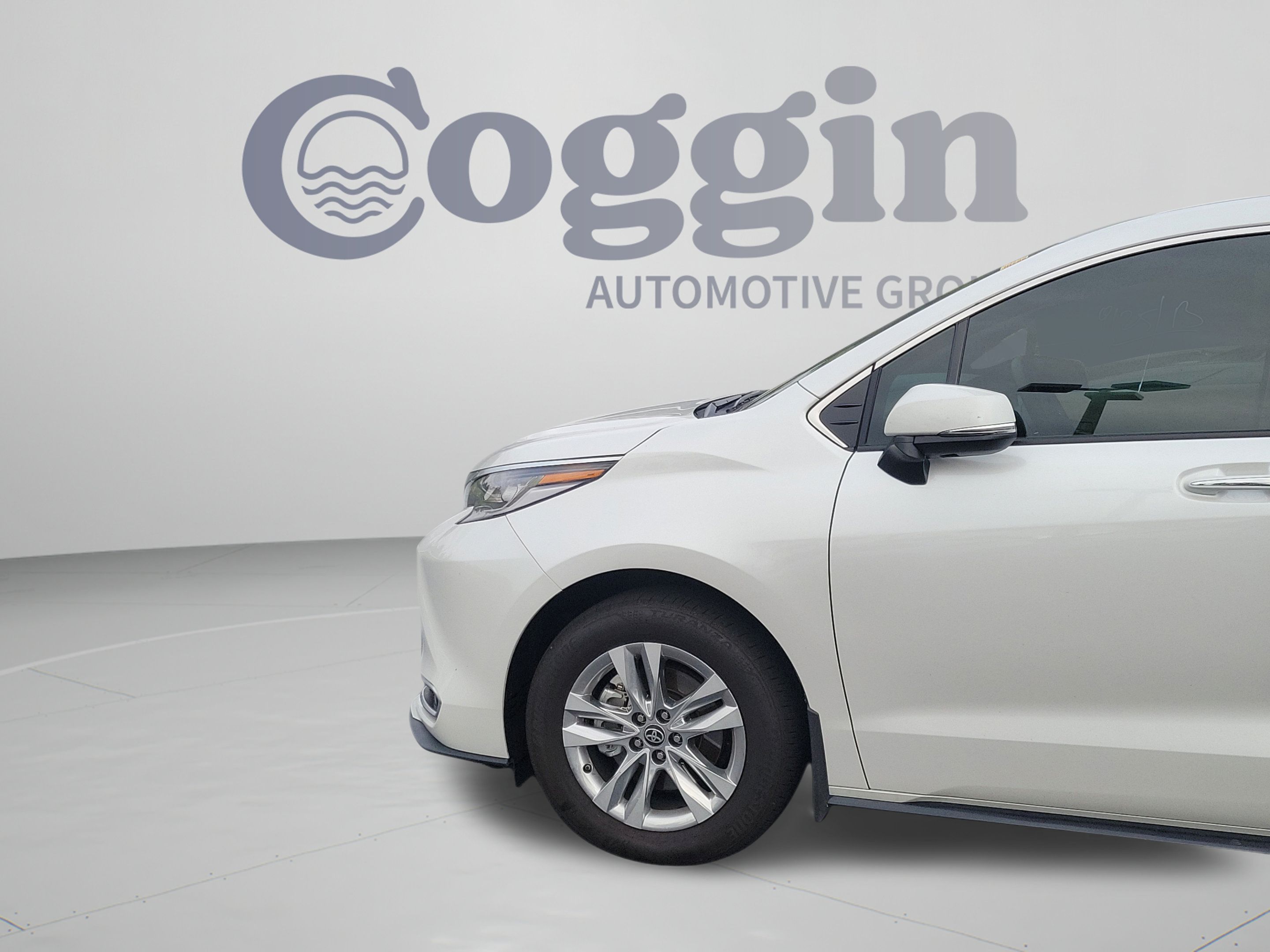 Certified 2025 Toyota Sienna Limited FWD image 25