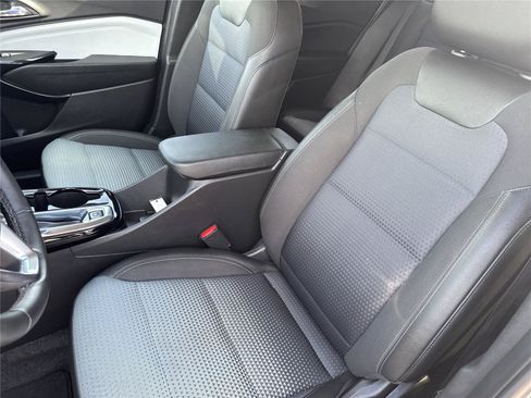 Used 2025 Chevrolet Trax LT w/ LT Convenience Package FWD image 11