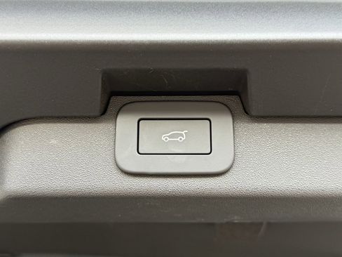 Certified 2025 Land Rover Discovery S image 34