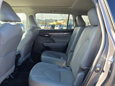 Certified 2022 Toyota Highlander Platinum image 17