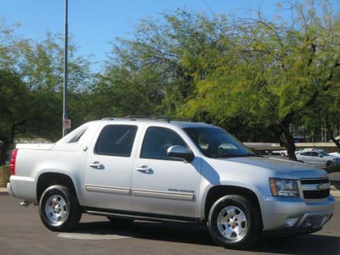 Used 2013 Chevrolet Avalanche LS image 4