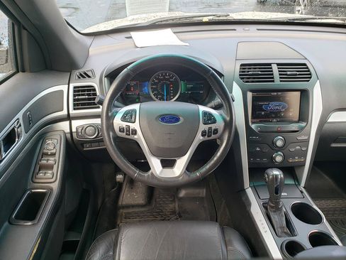 Used 2014 Ford Explorer XLT w/ Equipment Group 202A FWD image 16