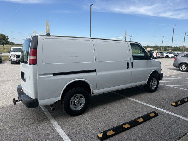 Used 2009 GMC Savana 2500 RWD image 2