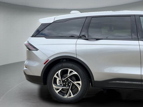 New 2026 Lincoln Nautilus Premier AWD/4WD image 32