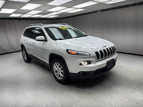 Used 2015 Jeep Cherokee Latitude w/ Cold Weather Group AWD/4WD image 5