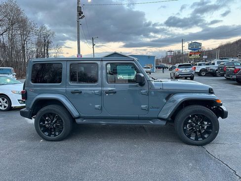 Used 2025 Jeep Wrangler Sahara image 4