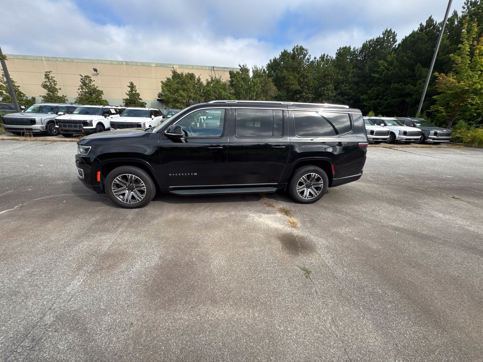 Used 2024 Jeep Wagoneer L Series II w/ Flexible Seating Group AWD/4WD image 2