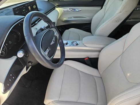 Used 2025 Genesis GV70 2.5T w/ Select Package image 11