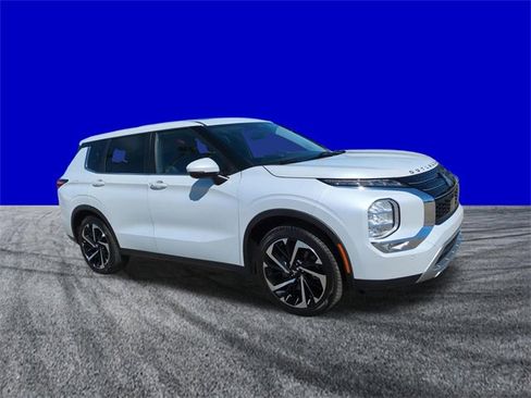 Used 2022 Mitsubishi Outlander SE image 2