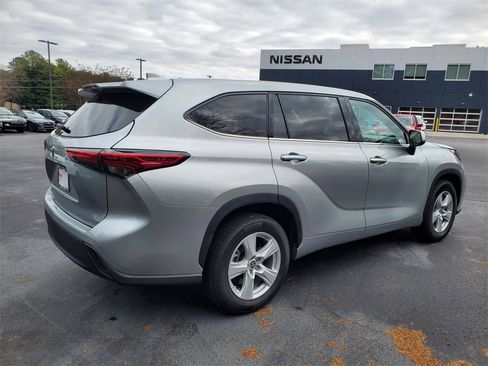 Used 2021 Toyota Highlander LE image 4