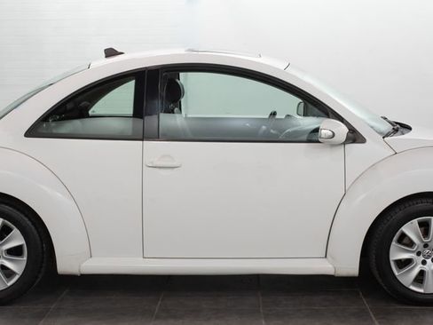 Used 2010 Volkswagen Beetle Coupe FWD image 13