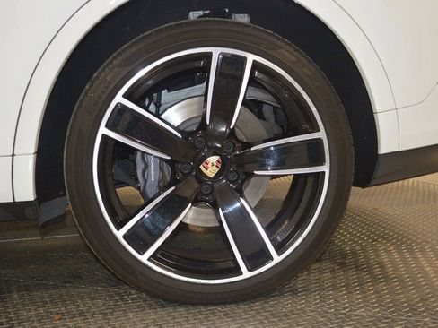 Certified 2023 Porsche Cayenne Platinum Edition image 14