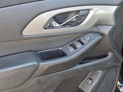 Used 2020 Chevrolet Traverse LT image 13