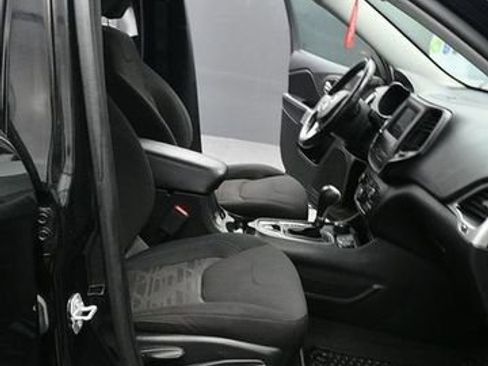 Used 2020 Jeep Cherokee Latitude AWD/4WD image 17