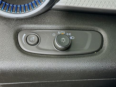 Used 2025 Chevrolet Trax LT w/ LT Convenience Package image 16