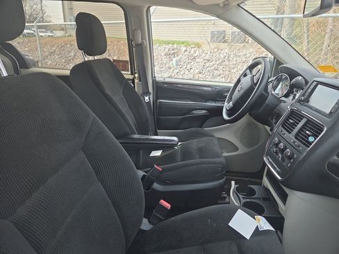 Used 2019 Dodge Grand Caravan SE w/ UConnect Hands-Free Group image 10
