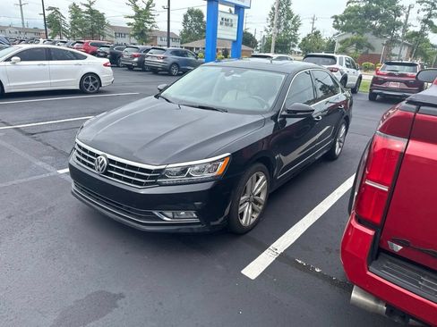 Used 2017 Volkswagen Passat 1.8T SEL Premium FWD image 4