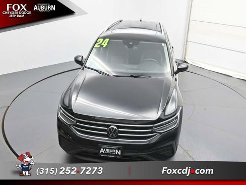 Used 2024 Volkswagen Tiguan SE w/ Panoramic Sunroof Package AWD/4WD image 28