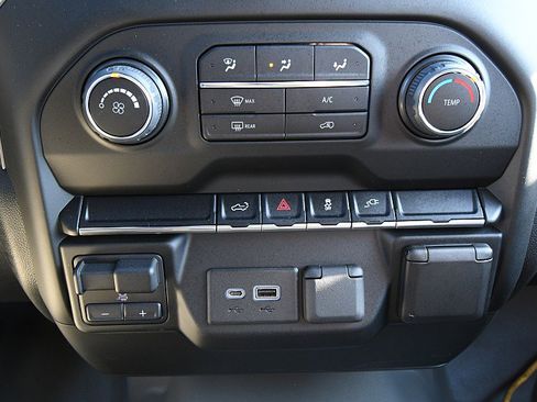 Used 2022 Chevrolet Silverado 2500 Custom w/ Custom Value Package image 18