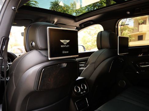 Used 2017 Bentley Bentayga AWD/4WD image 26