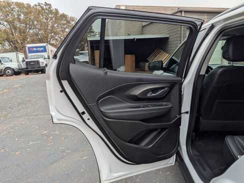 Used 2024 GMC Terrain SLT image 26