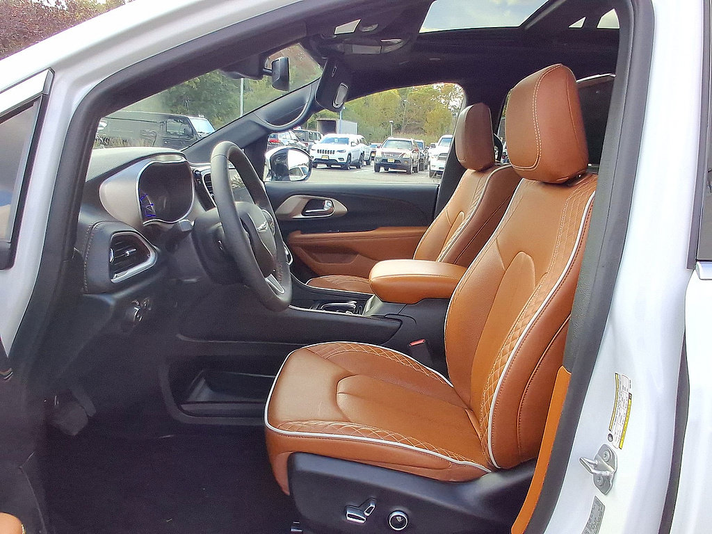 Used 2025 Chrysler Pacifica Pinnacle FWD image 17