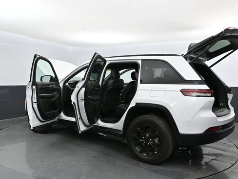 Used 2025 Jeep Grand Cherokee Altitude AWD/4WD image 50