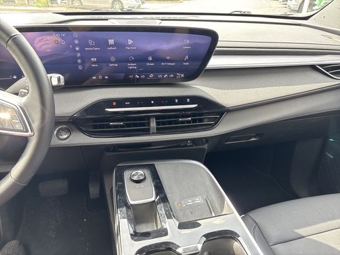 Used 2025 Buick Enclave Preferred AWD/4WD image 21