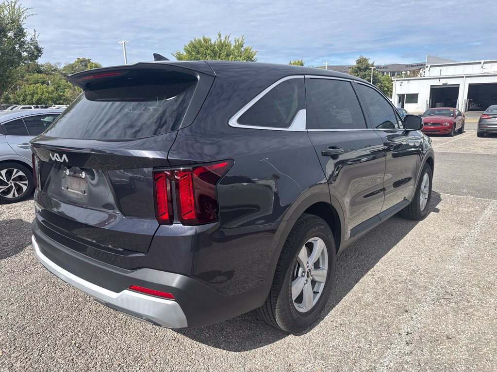 Used 2025 Kia Sorento LX FWD image 3