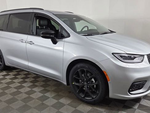 New 2026 Chrysler Pacifica Limited image 1