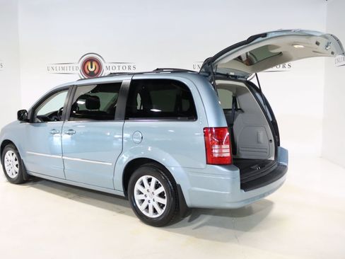 Used 2010 Chrysler Town & Country Touring Plus w/ Premium Group FWD image 31