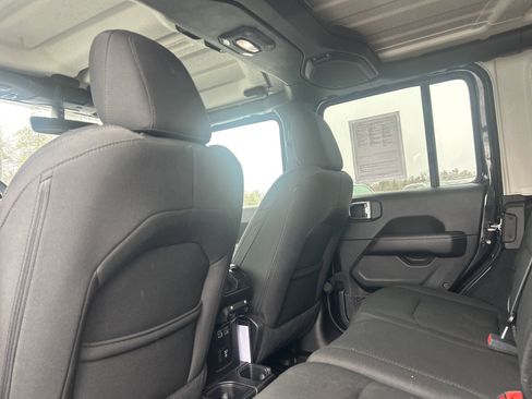 Used 2018 Jeep Wrangler Unlimited Sahara image 10