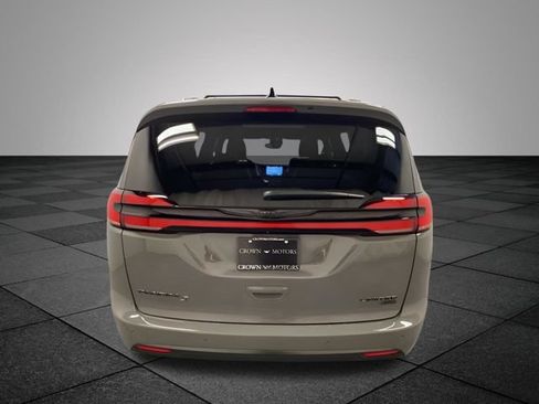 Used 2025 Chrysler Pacifica Limited w/ Uconnect Theater Family Group AWD/4WD image 5