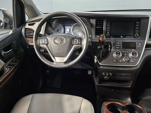 Used 2018 Toyota Sienna Limited image 9