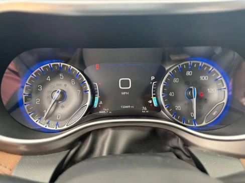 Used 2017 Chrysler Pacifica Limited w/ UConnect Theater Package FWD image 21