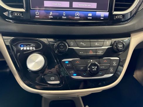 Used 2023 Chrysler Pacifica Touring-L FWD image 27