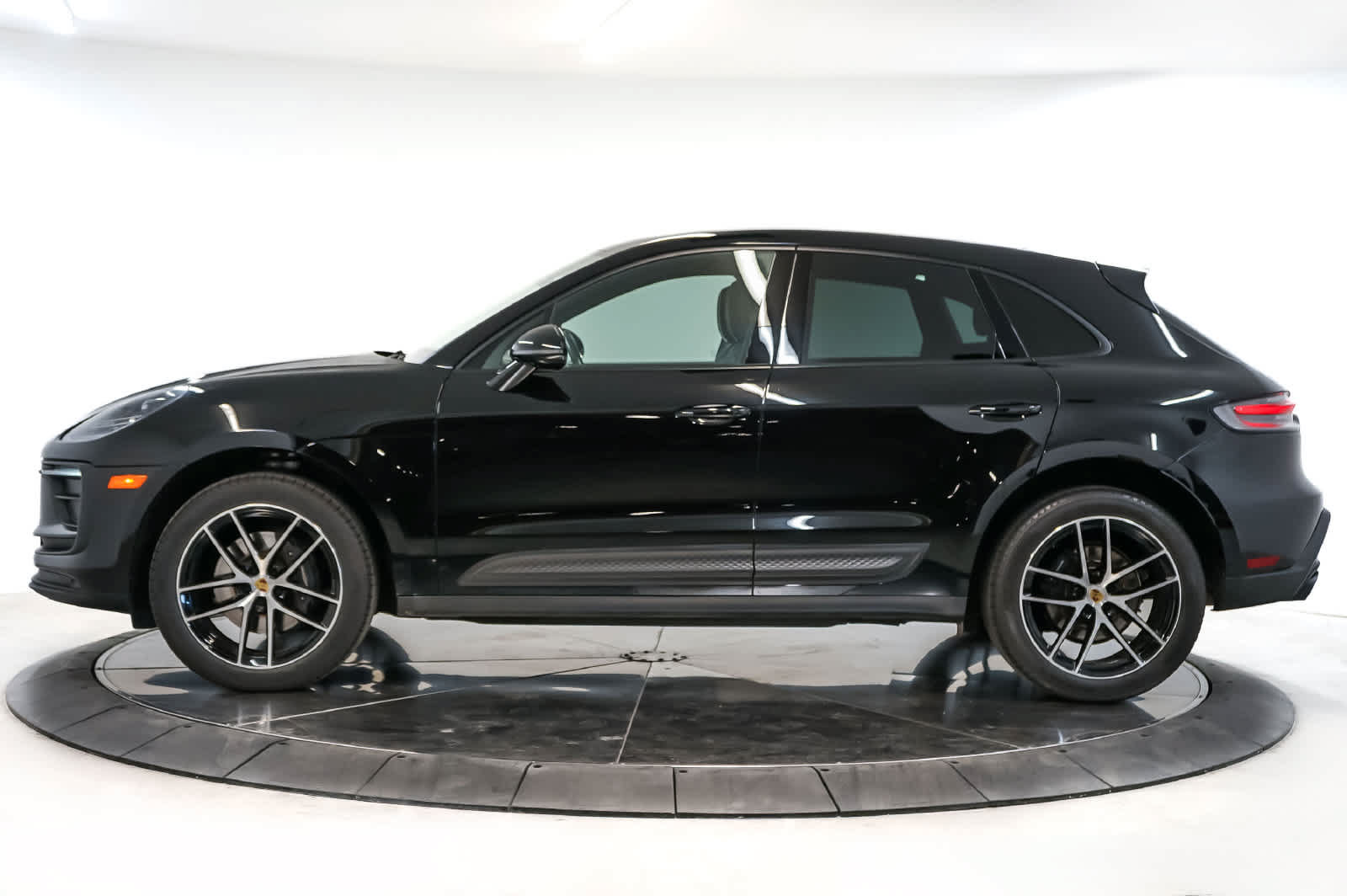 Certified 2024 Porsche Macan AWD/4WD image 2