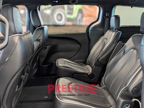 Used 2025 Chrysler Pacifica Limited FWD image 31