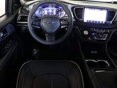 Used 2025 Chrysler Pacifica Limited FWD image 3