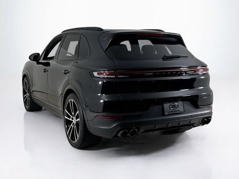 Used 2024 Porsche Cayenne AWD/4WD image 3
