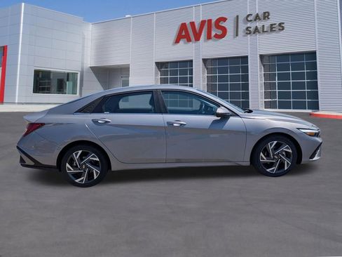 Used 2025 Hyundai Elantra Limited FWD image 5