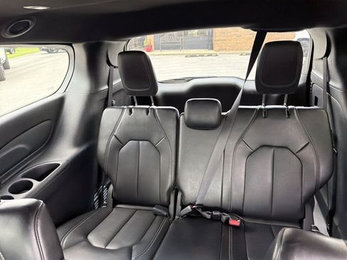 Used 2025 Chrysler Pacifica Select FWD image 13