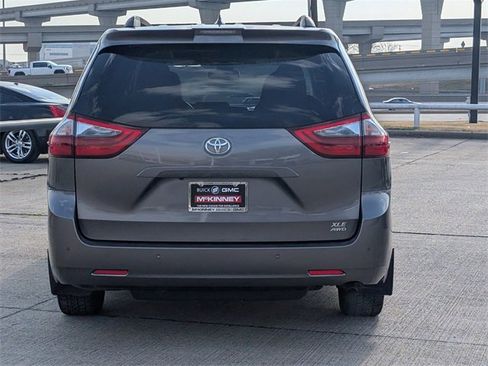 Used 2020 Toyota Sienna XLE Premium image 5