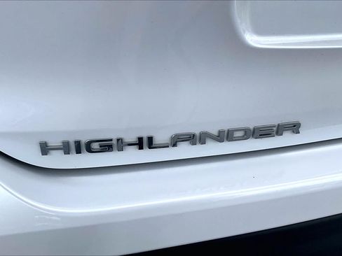 Used 2023 Toyota Highlander LE FWD image 30