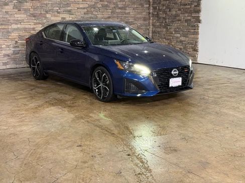 Certified 2023 Nissan Altima 2.5 SR w/ SR Premium Package FWD image 3